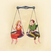 Illustration, auf der eine Frau und ein Mann mit Kräutern in seinen Händen in perfekter Balance jeweils in den Schalen einer Waage sitzen | © SONNENTOR