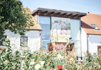 Außenansicht mit Alles Liebe Garten vom SONNENTOR Erlebnis in Sprögnitz  | © SONNENTOR/@nudlholz.at