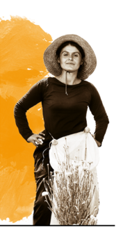 Schwarz-weiß Foto von der Bäuerin Pillaci. Der Hintergrund ist Orange. | © SONNENTOR