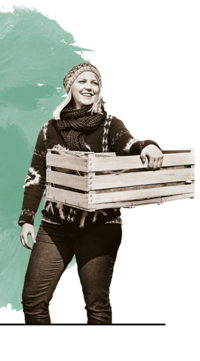 Schwarz-weiß Foto von Bäuerin Prohaska mit einer Kiste in der Hand. Der Hintergrund ist türkis. | © SONNENTOR