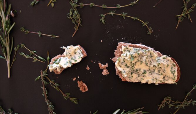 Brot mit Kräuterbutter | © @glueckstopf