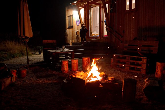 abendliche Stimmung mit Lagerfeuer bei Land-Lofts | © @glueckstopf