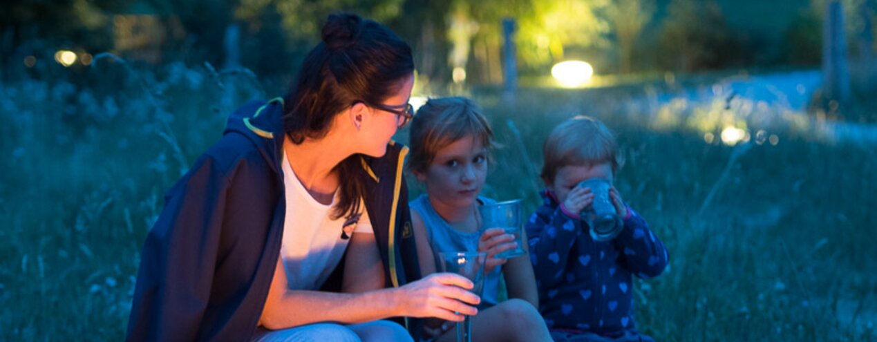 Mama mit Kindern am Lagerfeuer | © ©moreisnow.com 