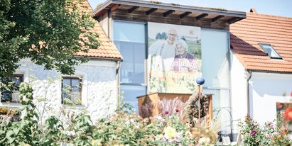 Außenansicht mit Alles Liebe Garten vom SONNENTOR Erlebnis in Sprögnitz  | © SONNENTOR/@nudlholz.at