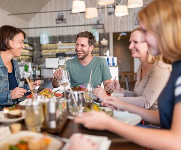 Gemeinsames Essen im Bio-Gasthaus Leibspeis' | © Waldviertel Tourismus, Studio Kerschbaum