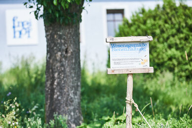 Schild "Wesensgemäße Bienenhaltung" im Garten des Frei-Hofs | © SONNENTOR/@nudlholz.at