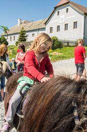 Mädchen beim Pony reiten | © SONNENTOR