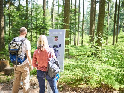 Pärchen am Kräuterwanderweg | © SONNENTOR/ @nudlholz.at