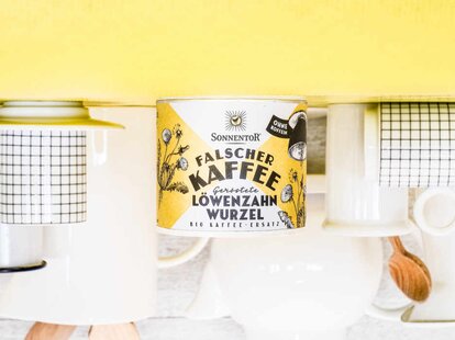 Foto auf dem alles verkehrt herum ist. Mit Ausnahme vom Löwenzahnkaffe. Die Dose steht nicht auf dem Kopf. | © SONNENTOR