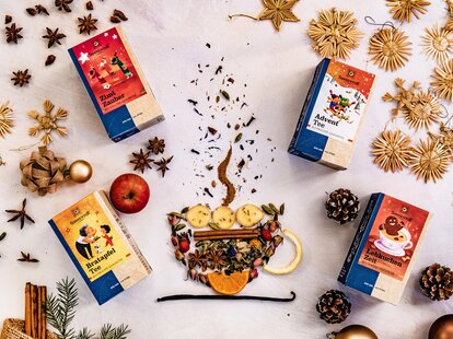 In the photo you can see several Christmas tea packages. All around are spices and Christmas decorations. | © SONNENTOR
