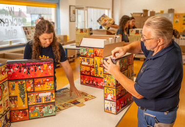 Der XL Advenkalender wir von Mitarbeiter:innen von SONNENTOR gepackt! | © SONNENTOR