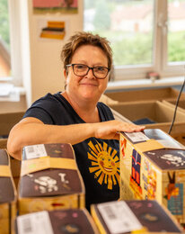 Eine SONNENTOR Mitarbeiterin verpackt den XL-Adventkalender! | © SONNENTOR
