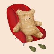 Illustration, auf der ein Ingwer-Bär (der Ingbär) in einem roten Stuhl sitzt, seine Hausschuhe sind vor ihm abgestellt | © SONNENTOR