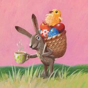 Illustration mit einem Hasen, der einen Korb mit bunt bemalten Eiern und einem Küken obendrauf auf seinem Rücken trägt und eine dampfende Tasse Tee in seiner Hand hält | © SONNENTOR