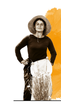 Schwarz-weiß Foto von Bäuerin Pillaci. Im Hintergrund ist orangene Farbe. | © SONNENTOR