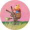 Illustration von einem Hasen, der einen Korb gefüllt mit Ostereiern trägt. In der Hand trägt er eine Tasse Tee. | © SONNENTOR