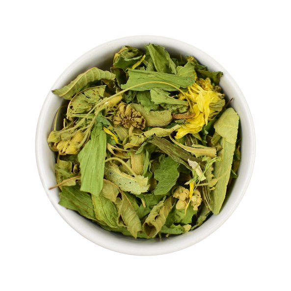 Photo of a small bowl filled with the loose Nine Greens Tea from SONNENTOR.