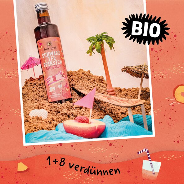 Sirupflasche in Mini-Strandszene mit Pfirsich, Palme und Text „BIO“ sowie „1+8 verdünnen“ | © SONNENTOR