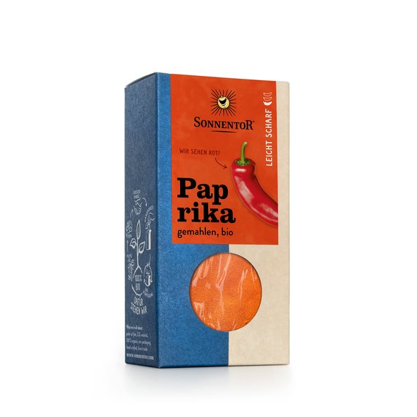 Foto einer Packung Paprika scharf gemahlen. Auf der Packung ist eine Paprika und die Worte, Wir sehen rot, abgebildet.