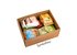 Das Foto zeigt einen Karton in dem verschiedene Produkte liegen. Es sind Packungen wie Schabzigerklee und Kurkuma Latte im Karton.