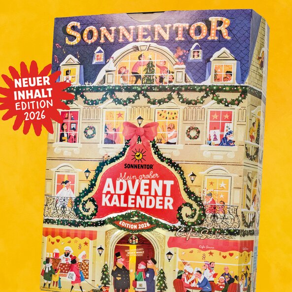 Illustration mit dem SONNENTOR „Mein großer Adventkalender – Edition 2026“ mit festlich gestaltetem Hausmotiv, weihnachtlichen Fensterszenen und Café und dem ICON mit dem Schriftzug: "NEUER INHALT Edition 2026."