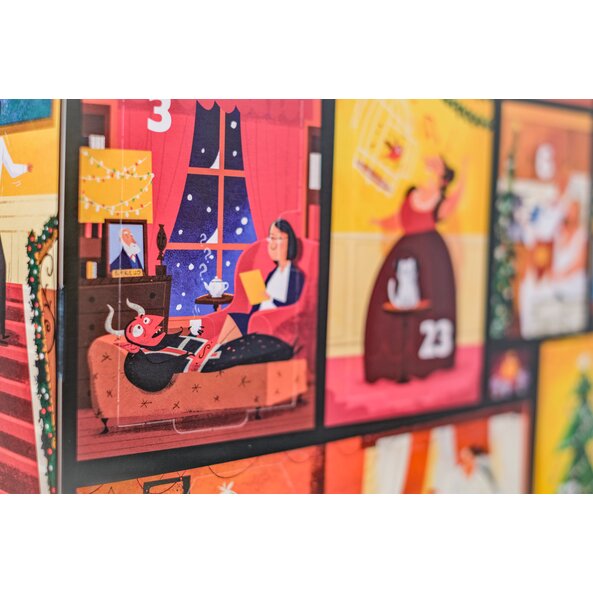 Detailausschnitt eines Motivs des SONNENTOR „Mein großer Adventkalender – Edition 2026“ bei dem eine Person in einem Sessel neben einem verschneiten Fenster liest, während ein rotes Fantasiewesen auf dem Sofa entspannt.