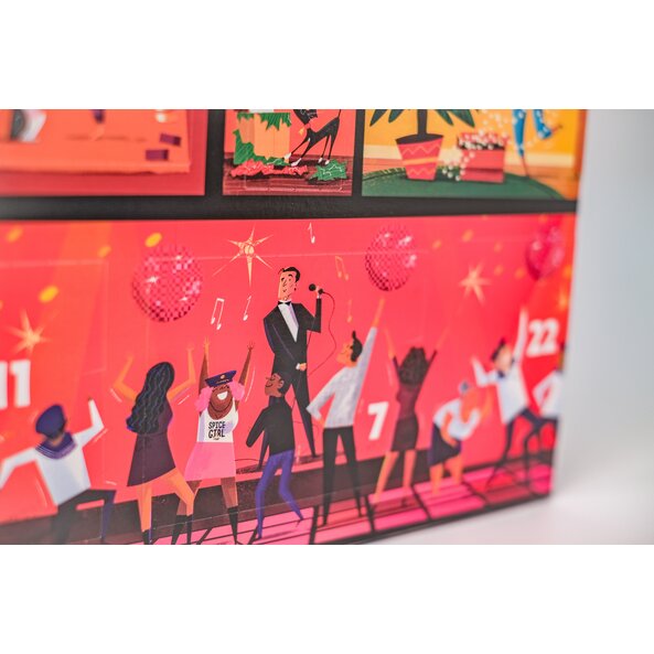 Detailausschnitt eines Motivs des SONNENTOR „Mein großer Adventkalender – Edition 2026“ bei dem eine Person im Anzug auf einer Bühne singt. Davor tanzen mehrere Menschen unter Discokugeln und feiern gemeinsam in festlicher Atmosphäre.