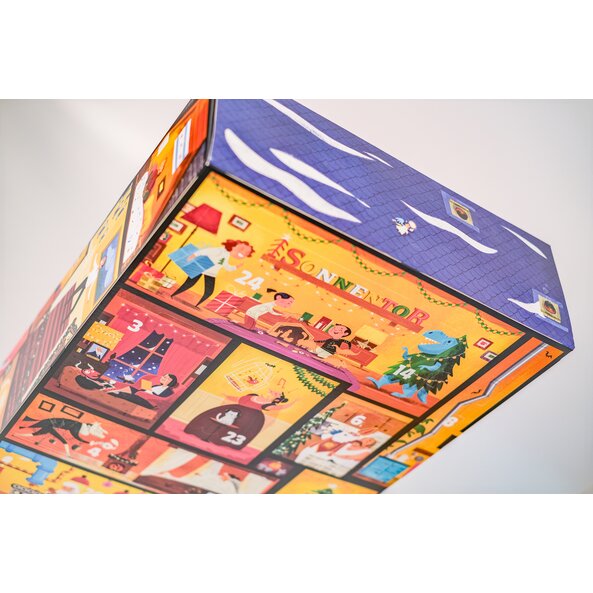 SONNENTOR „Mein großer Adventkalender – Edition 2026“ mit festlich gestaltetem Hausmotiv, weihnachtlichen Fensterszenen und Café.