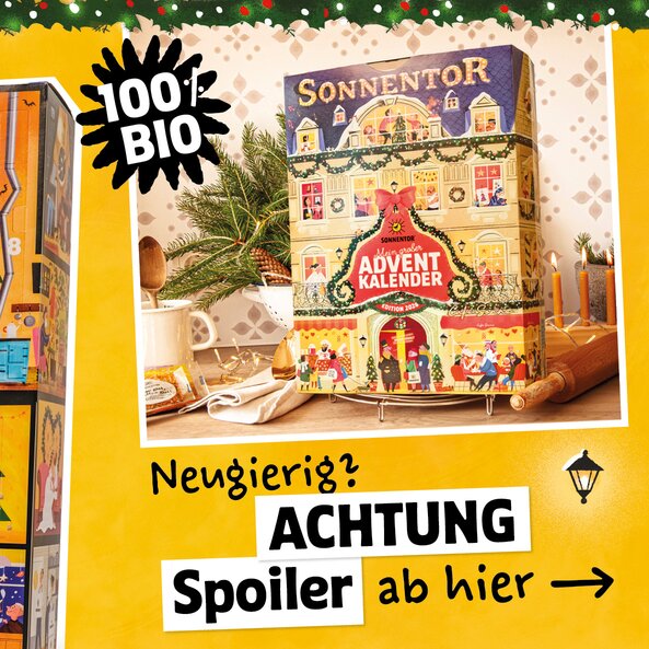 Illustration mit dem SONNENTOR „Mein großer Adventkalender – Edition 2026“ mit festlich gestaltetem Hausmotiv, weihnachtlichen Fensterszenen und Café und dem Schriftzug: "100% bio" und "Neugierig? ACHTUNG Spoiler ab hier->".