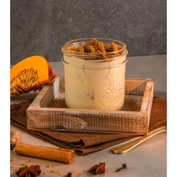 Cremiges Pumpkin-Spice-Dessert im Glas mit Keksen, Kürbis, Zimt und Gewürzen | © SONNENTOR