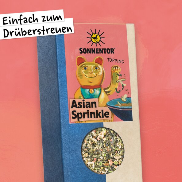 Asian Sprinkle spice in a pack with a window and an illustration of a waving cat. | © SONNENTOR