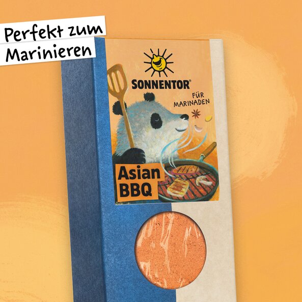 Asian BBQ spice in a pack with a window and panda illustration on a light orange background and the words: ‘Perfect for marinating’. | © SONNENTOR