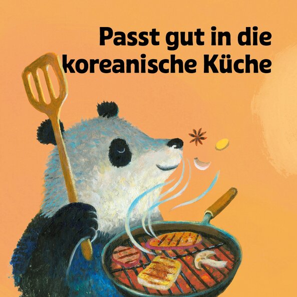 Illustration of a panda bear with a grill pan, barbecue food and a spatula on a light orange background with the words: ‘Fits well in Korean cuisine’. | © SONNENTOR