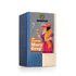 Mary Grey ist mit einem pinken Rock und einer violetten Bluse mit orangem Schal und pinken Hut gekleidet und trinkt ihren dampfenden Tee aus einem Cocktailglas.