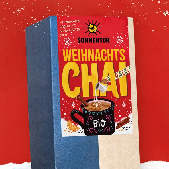 SONNENTOR Weihnachts Chai Bio – Verpackung mit Aufdruck "Weihnachts Chai", "BIO" und "mit Orangengranulat, Schwarztee & Zimt"