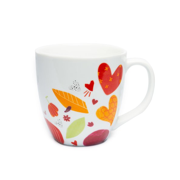Foto vom Alles Liebe Teebecher. Auf der Teetasse sind Blätter, Herzen und Blumen zu sehen.
