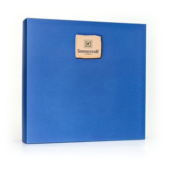 Auf dem Foto ist ein neutraler Geschenkkarton in blauer Farbe zu sehen. Oben mittig ist das Sonnentor Logo zu sehen.