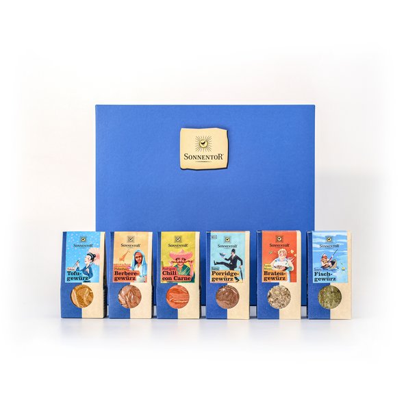 In the photo you can see a blue gift box. In front of it are various spice packs from all over the world.