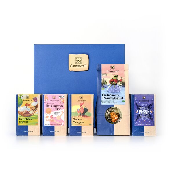 Foto des Teezeit Geschenkkartons. Vor dem blauen Karton stehen verschiedenste Teepackungen.