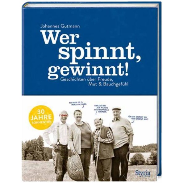 Abgebildet ist das Buch Wer spinnt gewinnt. Darauf zu sehen ist Johannes Gutmann gemeinsam mit drei Bauern und Bäuerinnen.