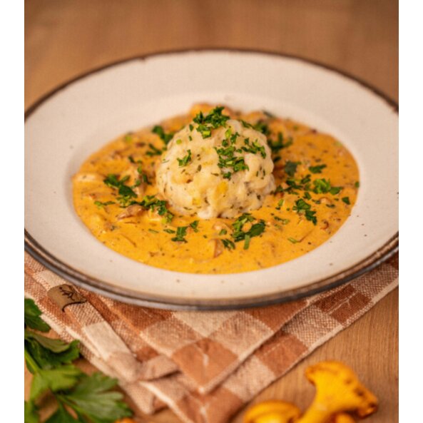 Knödel mit Eierschwammerlsauce