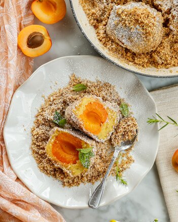 Marillenknödel mit Tonkabohne und Haselnuss-Brösel | © SONNENTOR