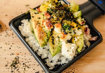 Sushi in Raclettepfännchen Sonnentor Silvester | © SONNENTOR