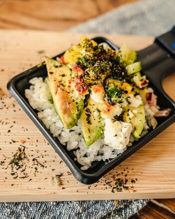 Sushi in Raclettepfännchen Sonnentor Silvester | © SONNENTOR