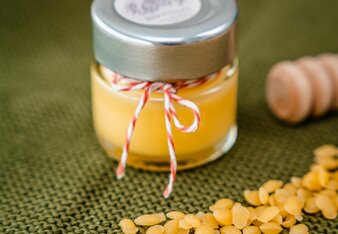 Lippenbalsam mit ätherischem Palmarosa Öl  | © SONNENTOR