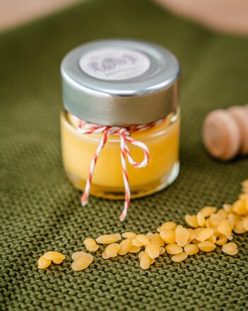 Lippenbalsam mit ätherischem Palmarosa Öl  | © SONNENTOR