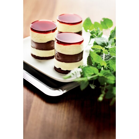 Schokoladenmousse-Törtchen mit Johannisbeeren