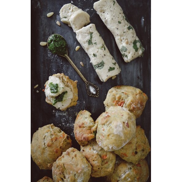 Tomatenbrötchen mit Pesto und veganem Frischkäse