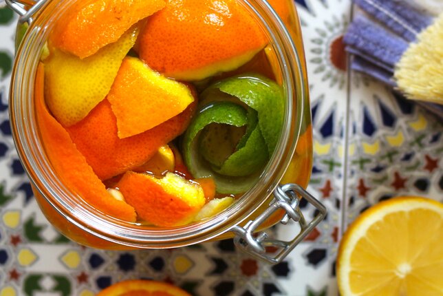 Auf dem Foto ist ein Glas mit dem Zitrusreiniger zu sehen. Darin sind Zitronen, Limetten und Orangen zu sehen. | © SONNENTOR