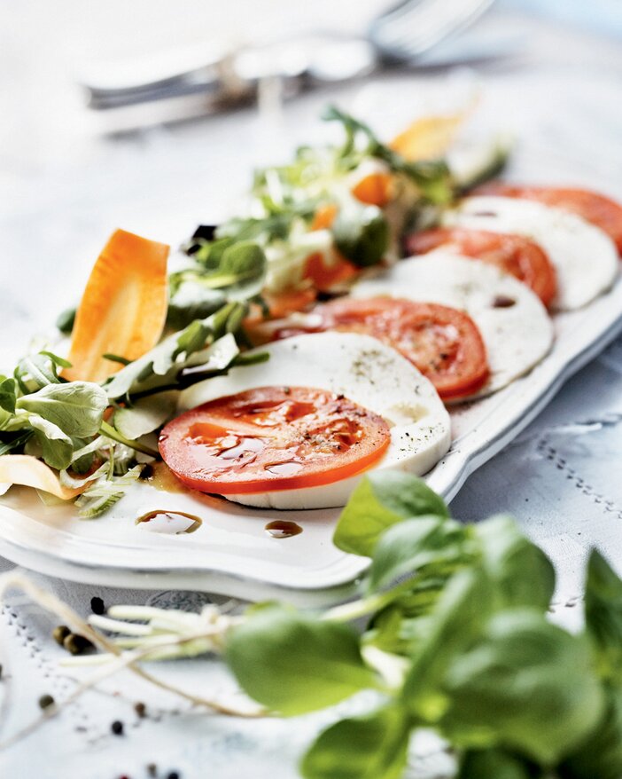 Gute Laune Sommersalat mit Schafkäse - SONNENTOR.com Gute Laune Sommersalat mit Schafkäse - SONNENTOR.com
